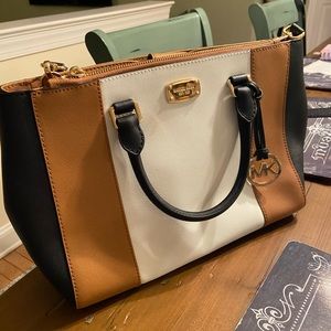 Beautiful, authentic Michael Kors Sutton bag.